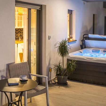 Studio And Hot Tub Split Bagian luar foto